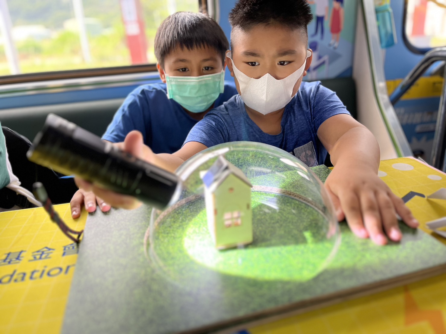 Stake參與基礎科學主題車廂，以STEAM教學精神，設計「逐日科學家」、「太陽能工程師」以及「淨零建築師」三大能源科普課程和實驗